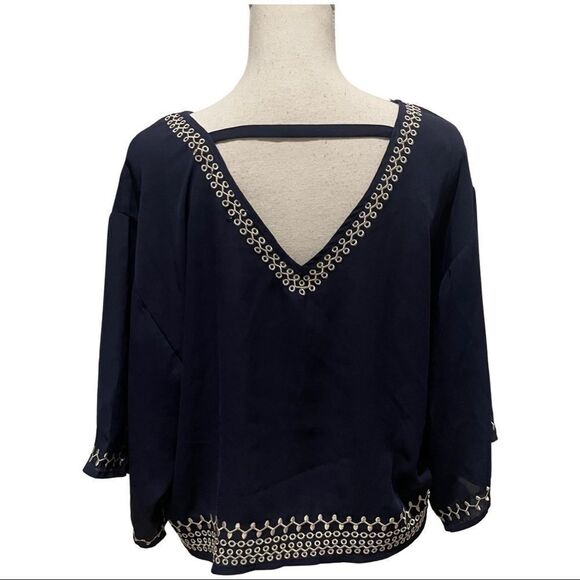 MONTEAU lightweight crop top w/ stitched designs and loose fit sleeves - Picture 6 of 8